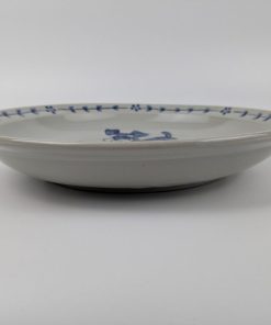 Alternative view of 犬たちが遊ぶ 25cm皿